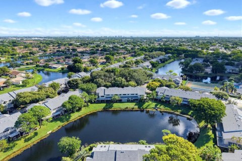 Townhouse in Deerfield Beach, Florida 2 bedrooms, 120.77 sq.m. № 2399964 - photo 3