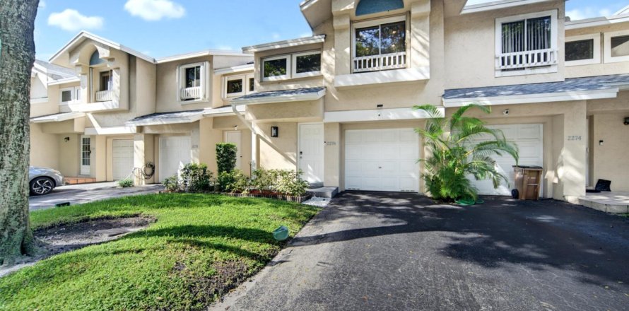 Townhouse in Deerfield Beach, Florida 2 bedrooms, 120.77 sq.m. № 2399964