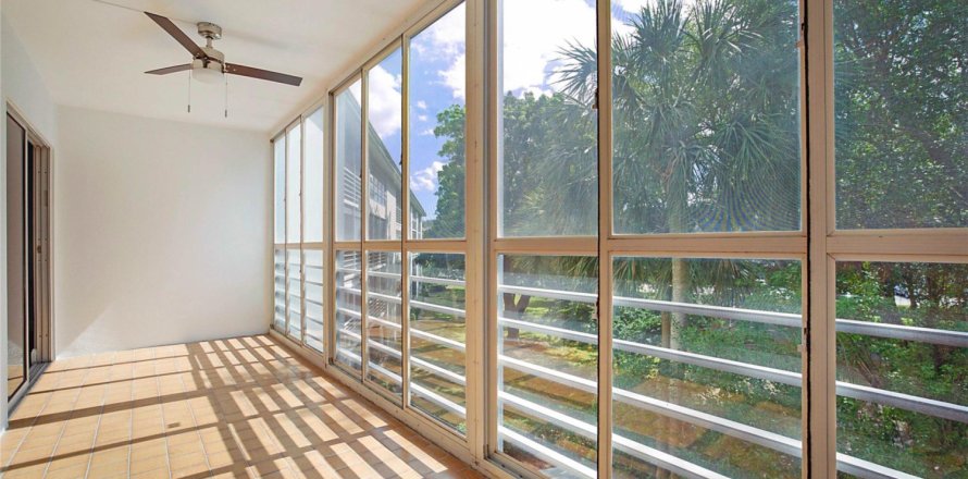 Condo in Coconut Creek, Florida, 2 bedrooms № 1011533
