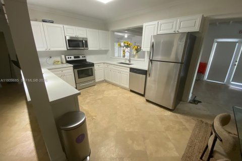 Casa en alquiler en Biscayne Park, Florida, 3 dormitorios № 1997154 - foto 7