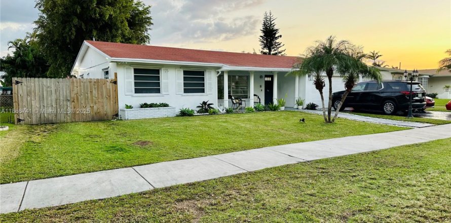 House in Cutler Bay, Florida 4 bedrooms, 177.54 sq.m. № 1933492