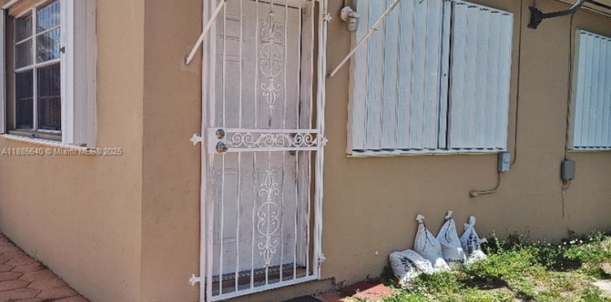 Propiedad comercial en Miami, Florida 1 dormitorio, 123 m2 № 1932476