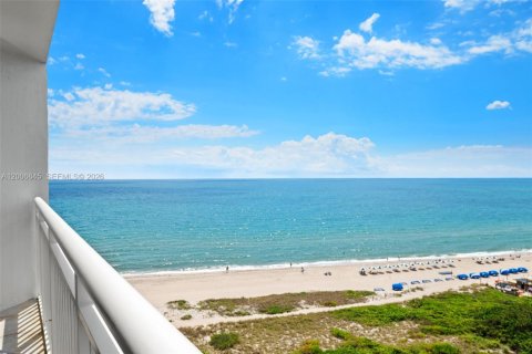 Condominio en venta en Pompano Beach, Florida, 2 dormitorios, 74.32 m2 № 2071291 - foto 20