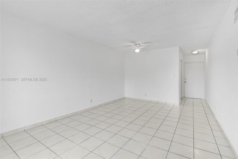 Condominio en alquiler en Hollywood, Florida, 2 dormitorios, 75.81 m2 № 1992255 - foto 7