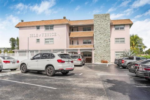 Condominio en alquiler en Hollywood, Florida, 2 dormitorios, 75.81 m2 № 1992255 - foto 2