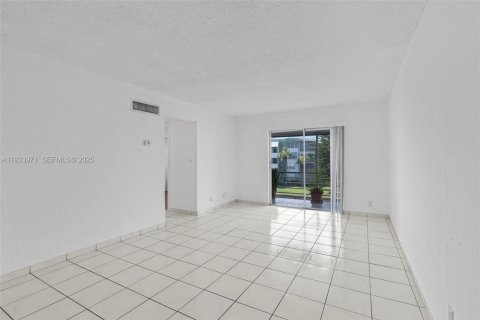 Condominio en alquiler en Hollywood, Florida, 2 dormitorios, 75.81 m2 № 1992255 - foto 5