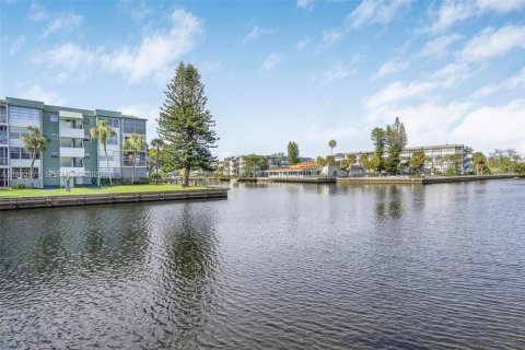 Condominio en alquiler en Hollywood, Florida, 2 dormitorios, 75.81 m2 № 1992255 - foto 15