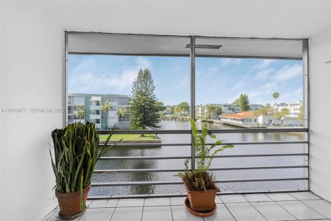 Condominio en alquiler en Hollywood, Florida, 2 dormitorios, 75.81 m2 № 1992255 - foto 1