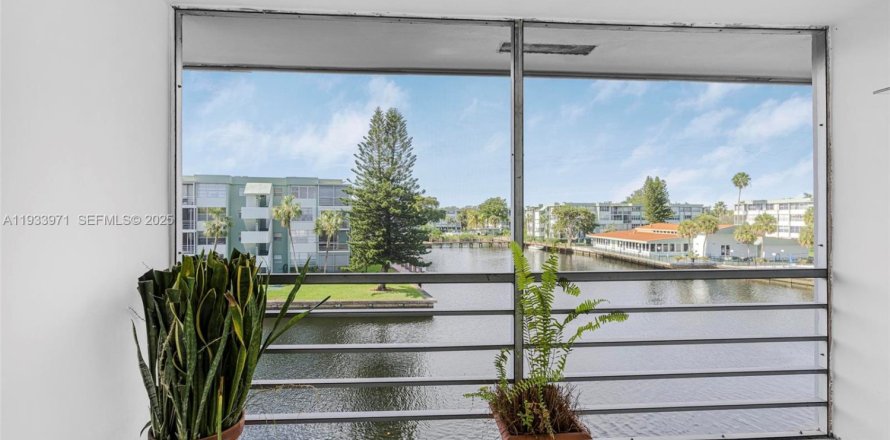 Condominio en Hollywood, Florida, 2 dormitorios  № 1992255