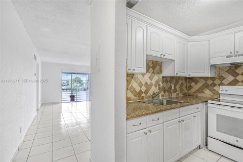 Condominio en alquiler en Hollywood, Florida, 2 dormitorios, 75.81 m2 № 1992255 - foto 3
