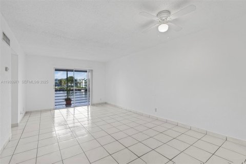 Condominio en alquiler en Hollywood, Florida, 2 dormitorios, 75.81 m2 № 1992255 - foto 4