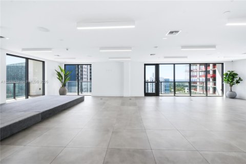 Купить коммерческую недвижимость в Майами, Флорида № 2051113 - фото 2