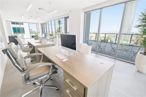 Купить коммерческую недвижимость в Майами, Флорида № 2051113 - фото 17