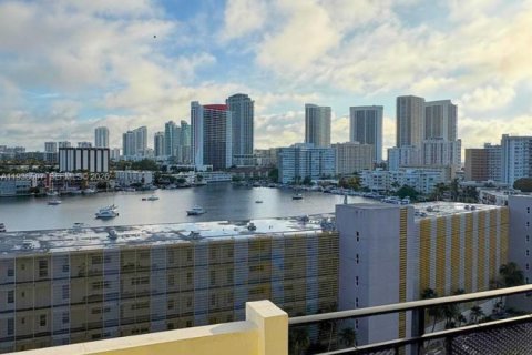 Condo in Hallandale Beach, Florida, 2 bedrooms  № 1998465