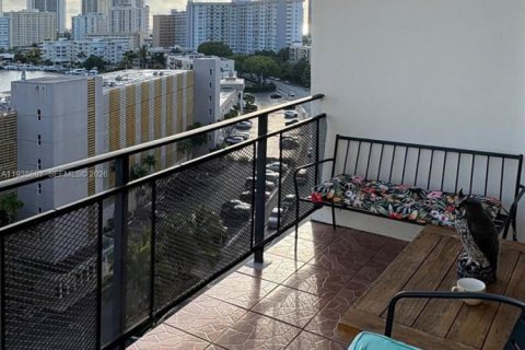 Copropriété à louer à Hallandale Beach, Floride: 2 chambres, 111.48 m2 № 1998465 - photo 2
