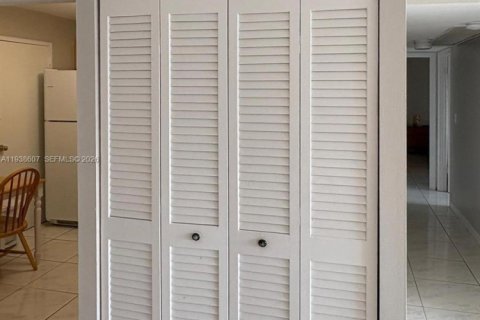 Copropriété à louer à Hallandale Beach, Floride: 2 chambres, 111.48 m2 № 1998465 - photo 9