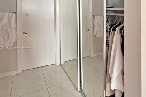 Copropriété à louer à Hallandale Beach, Floride: 2 chambres, 111.48 m2 № 1998465 - photo 12