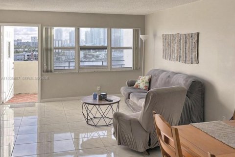 Copropriété à louer à Hallandale Beach, Floride: 2 chambres, 111.48 m2 № 1998465 - photo 3