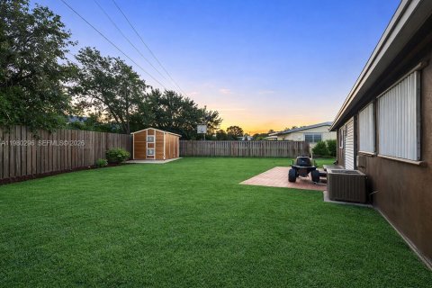 House in Miami Gardens, Florida 3 bedrooms, 120.4 sq.m. № 2043799 - photo 6