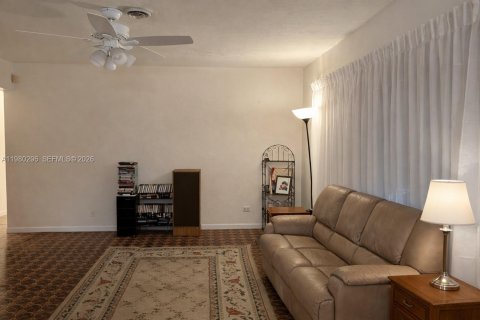 House in Miami Gardens, Florida 3 bedrooms, 120.4 sq.m. № 2043799 - photo 10