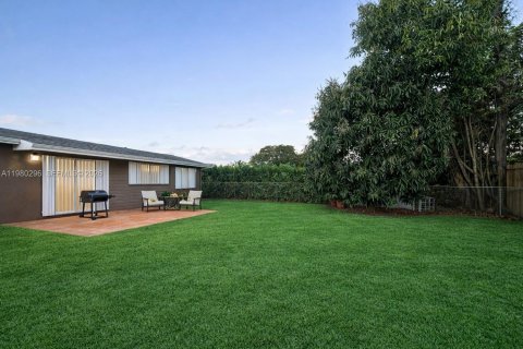 House in Miami Gardens, Florida 3 bedrooms, 120.4 sq.m. № 2043799 - photo 7