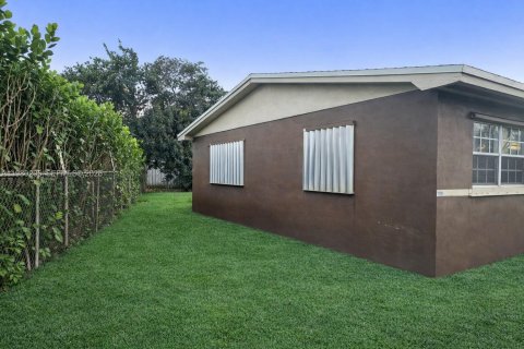 House in Miami Gardens, Florida 3 bedrooms, 120.4 sq.m. № 2043799 - photo 3