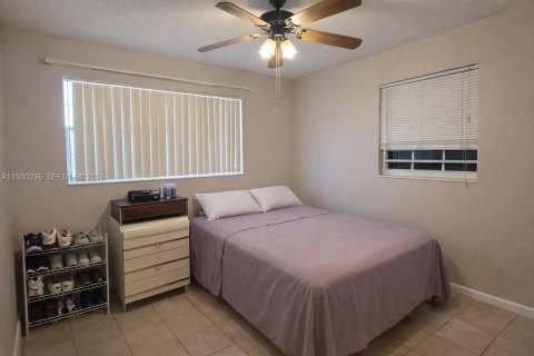House in Miami Gardens, Florida 3 bedrooms, 120.4 sq.m. № 2043799 - photo 12