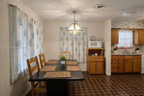 House in Miami Gardens, Florida 3 bedrooms, 120.4 sq.m. № 2043799 - photo 9