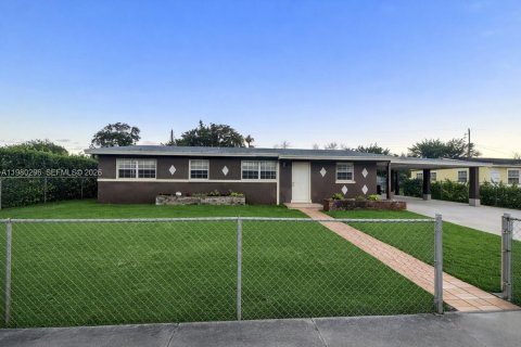 House in Miami Gardens, Florida 3 bedrooms, 120.4 sq.m. № 2043799