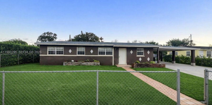 House in Miami Gardens, Florida 3 bedrooms, 120.4 sq.m. № 2043799