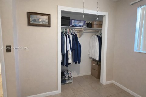 House in Miami Gardens, Florida 3 bedrooms, 120.4 sq.m. № 2043799 - photo 13