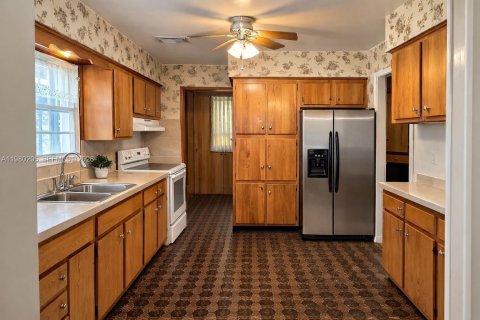 House in Miami Gardens, Florida 3 bedrooms, 120.4 sq.m. № 2043799 - photo 8