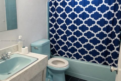 House in Miami Gardens, Florida 3 bedrooms, 120.4 sq.m. № 2043799 - photo 14