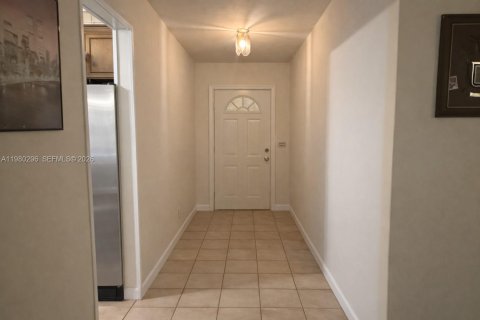 House in Miami Gardens, Florida 3 bedrooms, 120.4 sq.m. № 2043799 - photo 11