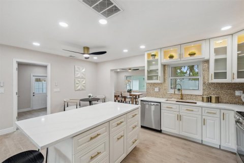 House in Seffner, Florida 4 bedrooms, 205.13 sq.m. № 1795060 - photo 20
