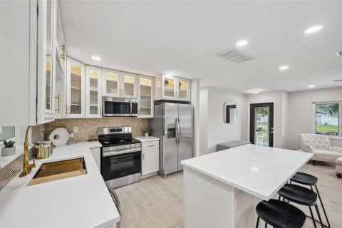 House in Seffner, Florida 4 bedrooms, 205.13 sq.m. № 1795060 - photo 18
