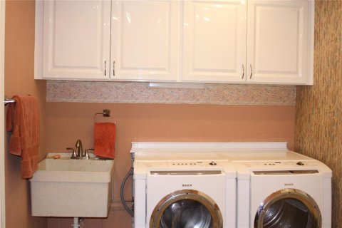 House in Largo, Florida 5 bedrooms, 333.61 sq.m. № 1847382 - photo 21