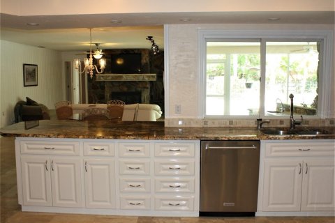 House in Largo, Florida 5 bedrooms, 333.61 sq.m. № 1847382 - photo 12