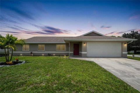 House in Port Charlotte, Florida 3 bedrooms, 155.89 sq.m. № 1773791 - photo 1