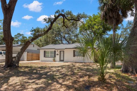 House in Saint Petersburg, Florida 2 bedrooms, 97.92 sq.m. № 2209508