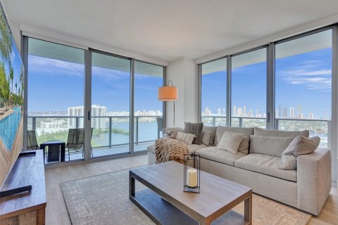 Снять в аренду кондоминиум в Норт-Майами-Бич, Флорида 3 спальни, 144.65м2, № 1977619 - фото 1