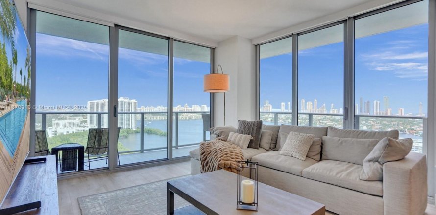 Кондоминиум с 3 спальнями в Норт-Майами-Бич, Флорида № 1977619