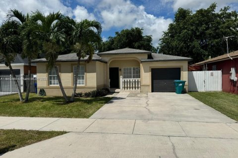 Villa ou maison à louer à Homestead, Floride: 3 chambres, 118.45 m2 № 1931169 - photo 1