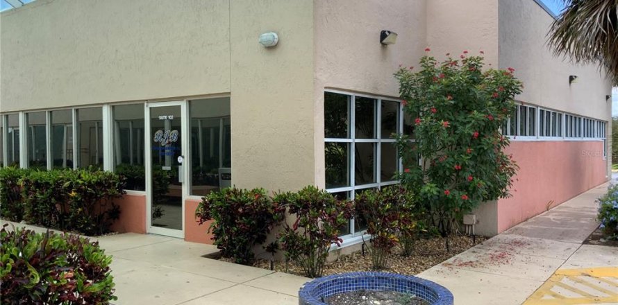 Commercial property in Sebring, Florida 380.9 sq.m. № 2218613