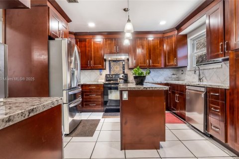 House in Miami, Florida 5 bedrooms, 230.4 sq.m. № 1887469 - photo 17