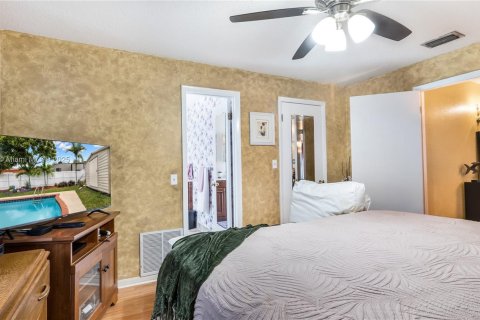 House in Miami, Florida 5 bedrooms, 230.4 sq.m. № 1887469 - photo 24