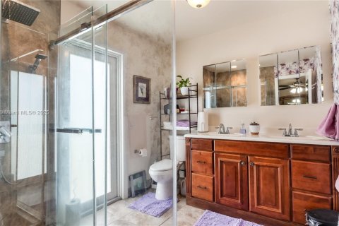 House in Miami, Florida 5 bedrooms, 230.4 sq.m. № 1887469 - photo 25