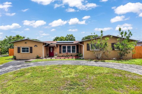 House in Miami, Florida 5 bedrooms, 230.4 sq.m. № 1887469 - photo 1