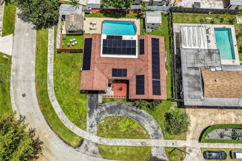 House in Miami, Florida 5 bedrooms, 230.4 sq.m. № 1887469 - photo 4
