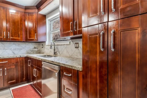 House in Miami, Florida 5 bedrooms, 230.4 sq.m. № 1887469 - photo 18
